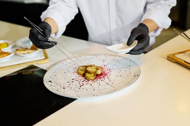 Šéfkuchár pripravuje tanier